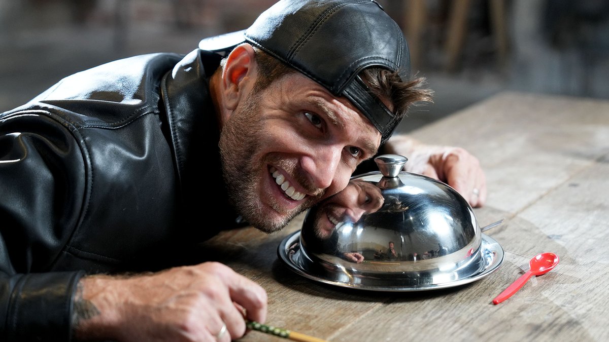 4Viewers's tweet image. Tonight, @AlexHorne treats the contestants to a song, but not everyone appreciates it, meanwhile, a grunting @Kumailn embraces @JoelDommett and Amy Gledhill while they quiz him about a horse! #Taskmaster, on @Channel4 at 9pm