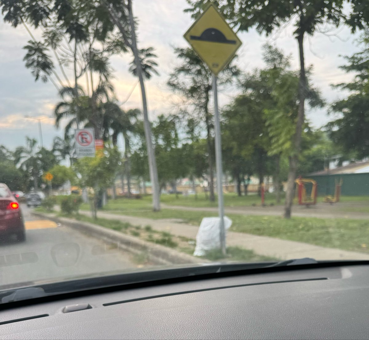 JohnE_PD's tweet photo. @AlcaldiadeDaule @WilsonCanizares por favor retiren la basura recogida en la limpieza, incluso hay personas que han utilizado esos saquillos para dejar su basura, eso no puede quedar ahí semanas como sabe ser costumbre esto desde plaza tía hacia Aguamarina psi @ComunidLaAurora https://t.co/9l4na4IB4E