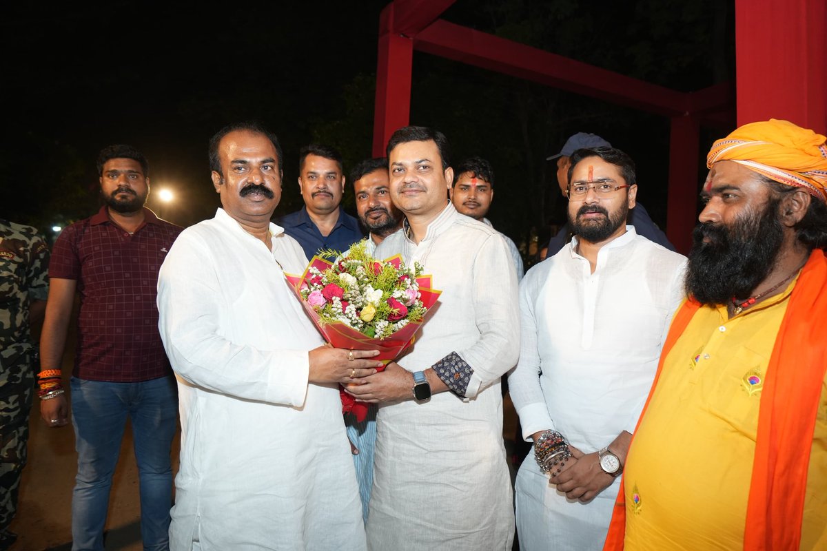 SanjaySingh_LJP's tweet image. पटना के बैरिया में बिहार सरकार के पूर्व मंत्री श्री मदन सहनी जी की सुपुत्री के शुभ विवाह के अवसर पर शामिल होकर बधाई एवं शुभकामनाएं दीं। 
#ChiragPaswan #sanjaysinghmahua #patna 
@LJP4India @iChiragPaswan @SahniBihar