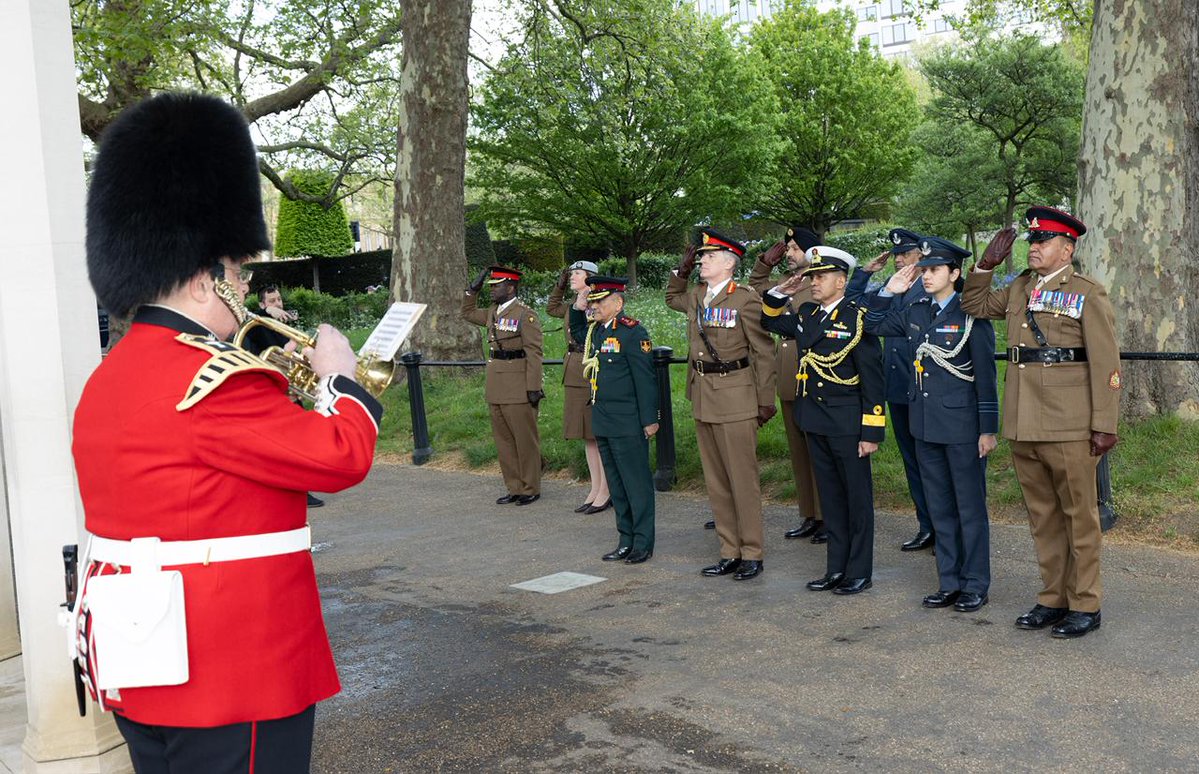 HQ_IDS_India's tweet image. General Anil Chauhan, Chief of Defence Staff #CDS, laid a wreath at Memorial Gates, Constitution Hill, #UK, paying solemn tribute to the fallen and honouring their courage and supreme sacrifice.

The ceremony reflects shared military traditions and enduring values of remembrance,