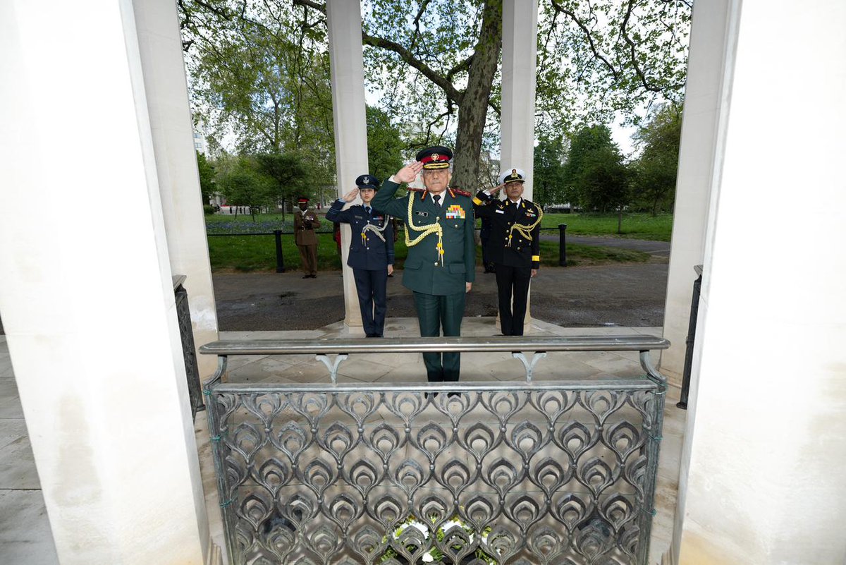 HQ_IDS_India's tweet image. General Anil Chauhan, Chief of Defence Staff #CDS, laid a wreath at Memorial Gates, Constitution Hill, #UK, paying solemn tribute to the fallen and honouring their courage and supreme sacrifice.

The ceremony reflects shared military traditions and enduring values of remembrance,