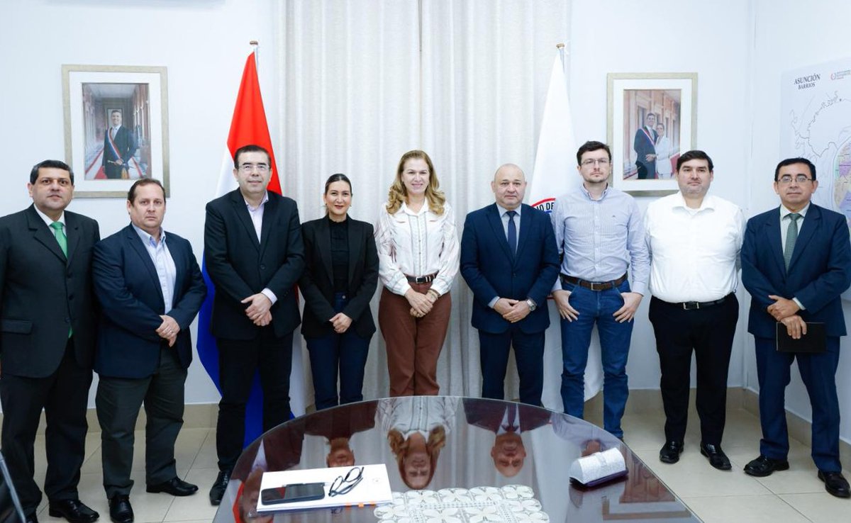 MTESS_PY's tweet photo. #SSO| Trabajo y Salud promueven entornos laborales seguros para el personal de blanco

La ministra de Trabajo, @monicarecalded, se reunió con la ministra de Salud, @mariatbaran , junto a sus equipos técnicos, para analizar acciones orientadas a la elaboración de un protocolo que promueva entornos laborales libres de acoso y violencia para el personal de blanco.

Asimismo, abordaron iniciativas para seguir fortaleciendo las condiciones laborales de los trabajadores del sector de la salud pública.

Acompañaron a la titular del MTESS el viceministro de Trabajo, @cesar_segovia, y el director de Salud y Seguridad Ocupacional, Luis Centurión.