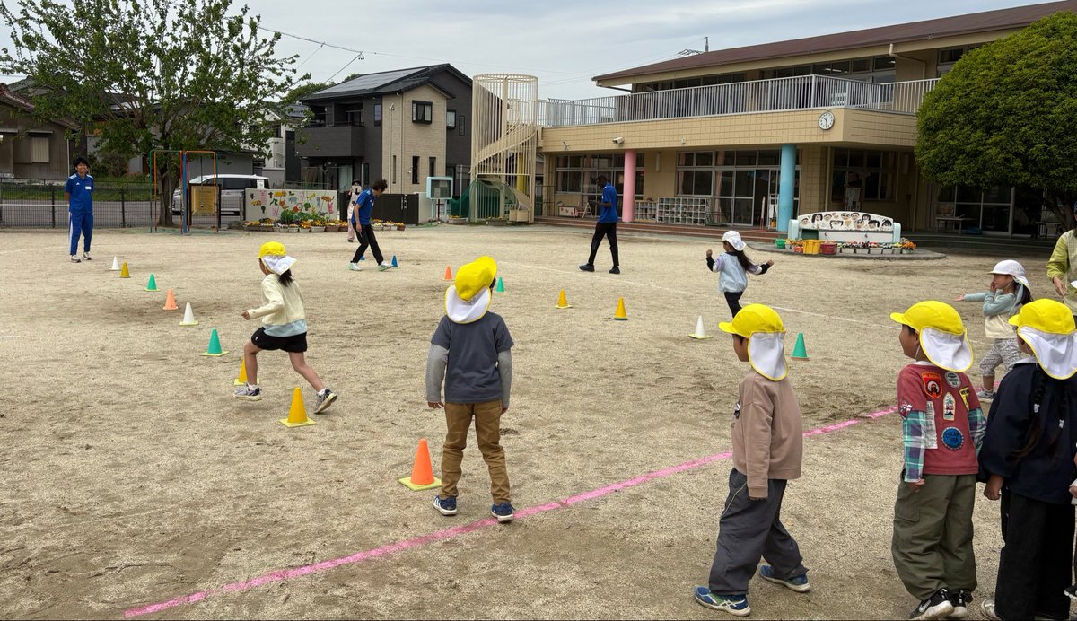 aisan_running's tweet photo. 愛知県東浦町の保育園でお時間を頂き、かけっこ教室を行いました🏃‍♂️
バランスを養う動きづくりや、リレー大会を行い、園児たちみんなと楽しくかけっこ教室を終えることができました🏃‍♂️
最後まで一生懸命走る姿に、つい応援も熱が入りました💪
#愛三工業
#愛三工業陸上部 https://t.co/orcaLm0pNF