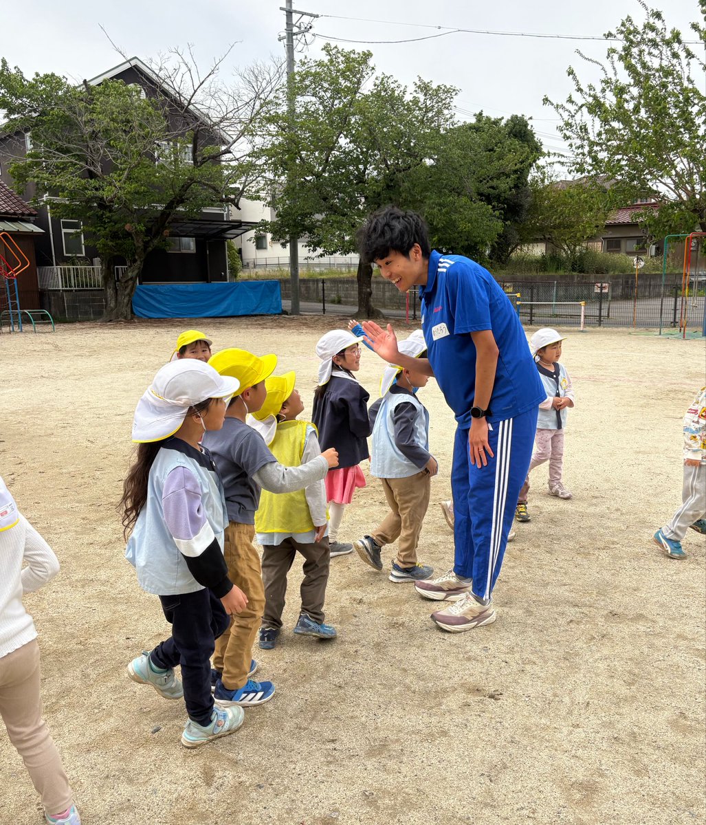 aisan_running's tweet photo. 愛知県東浦町の保育園でお時間を頂き、かけっこ教室を行いました🏃‍♂️
バランスを養う動きづくりや、リレー大会を行い、園児たちみんなと楽しくかけっこ教室を終えることができました🏃‍♂️
最後まで一生懸命走る姿に、つい応援も熱が入りました💪
#愛三工業
#愛三工業陸上部 https://t.co/orcaLm0pNF