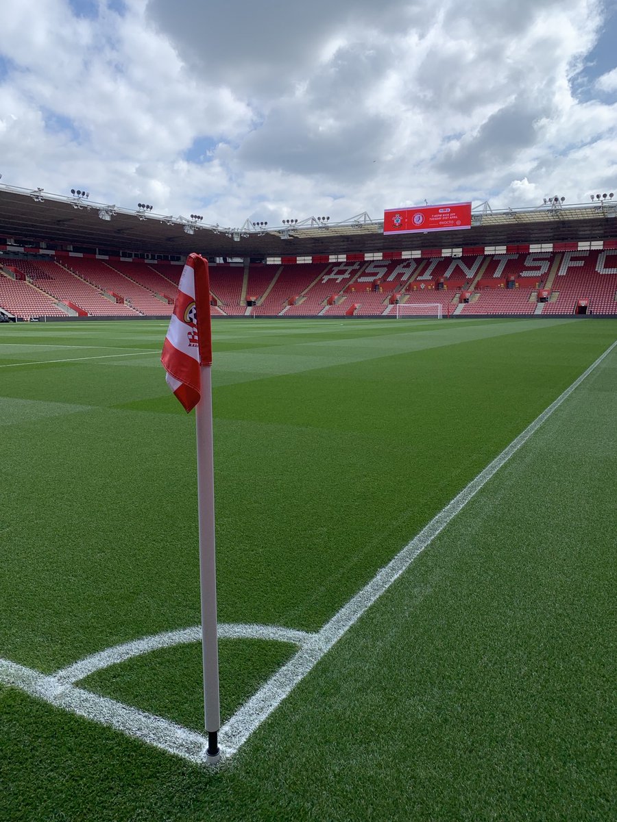 stevenew12's tweet image. Nice new corner flag! Looking good for ⁦@SouthamptonFC_⁩  V ⁦@BristolCity⁩ KO 7.45pm ⁦@GJMills2000⁩ @dogpockets #SaintsFC