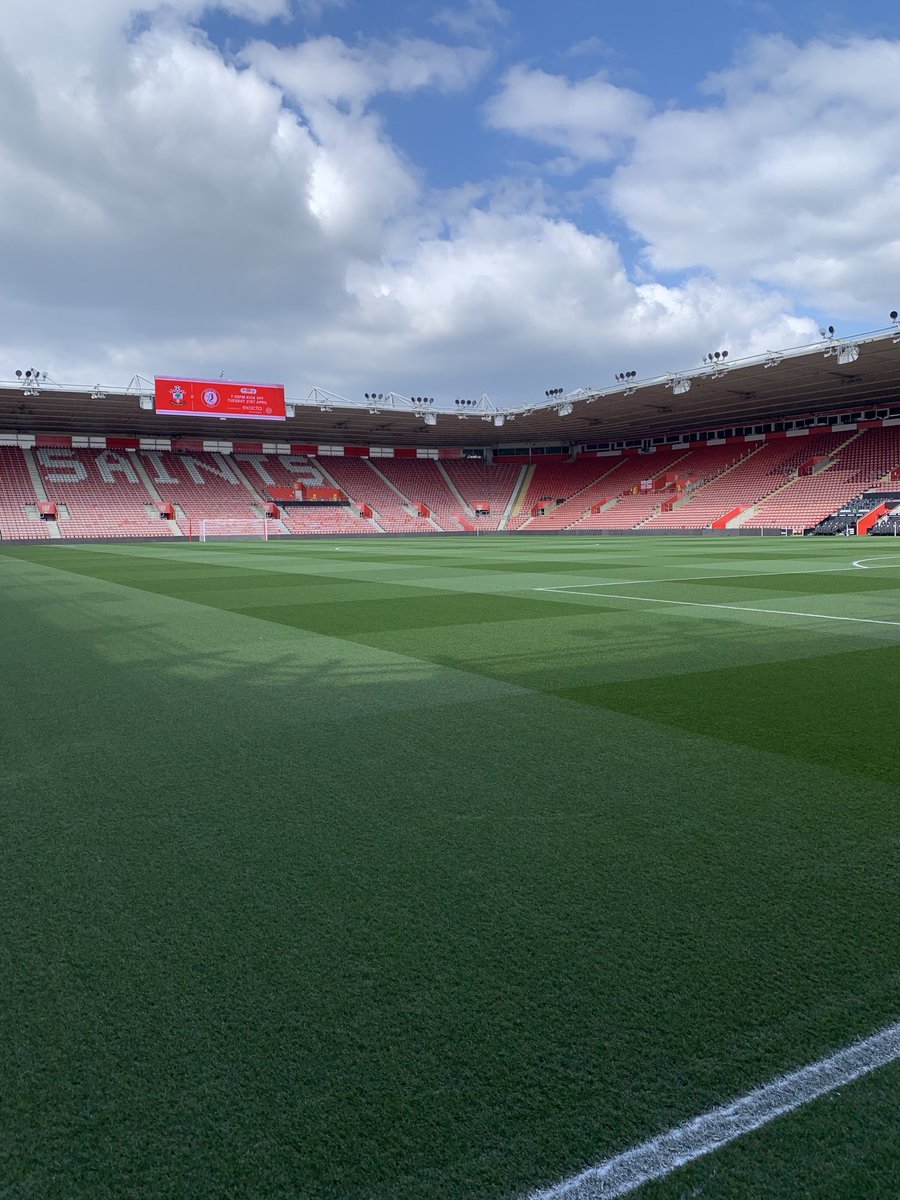 stevenew12's tweet image. Nice new corner flag! Looking good for ⁦@SouthamptonFC_⁩  V ⁦@BristolCity⁩ KO 7.45pm ⁦@GJMills2000⁩ @dogpockets #SaintsFC