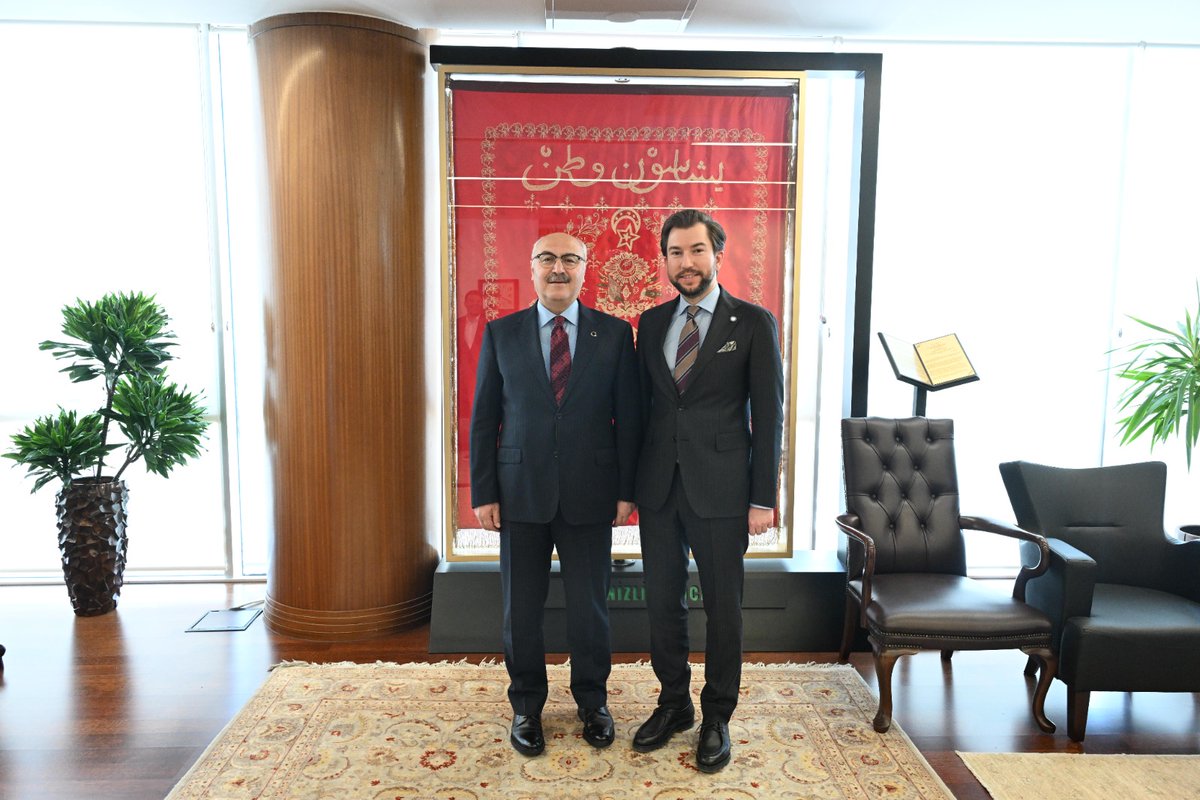DenibDenizli's tweet photo. DENİB Başkanımız Osman Uğurlu, Başkan Yardımcımız Cüneyt Demirkan, Yönetim Kurulu Muhasip Üyemiz Murat Tosunoğlu, Yönetim Kurulu Üyelerimiz Aslı Kasapoğlu, Süreyya Çalışkan, Celil Kılınç, İrfan Ertuğrul ile Denetim Kurulu Üyelerimiz Kaan Şanlıkan, Bekir Serdar Mutlubaş ve Genel Sekreterimiz Uğur Dayıoğlu Protokol ziyaretleri kapsamında ilk ziyaretini Denizli Valimiz Sayın Yavuz Selim Köşger’e gerçekleştirdi.

Gerçekleştirilen ziyarette; ilimizin ihracat potansiyeli, dış ticaretin geliştirilmesine yönelik atılabilecek adımlar ve iş dünyamızın beklentileri üzerine değerlendirmelerde bulunuldu.

Nazik kabulleri dolayısıyla Sayın Valimiz Yavuz Selim Köşger’e teşekkürlerini sunan DENİB Başkanı Osman Uğurlu, ilimizin üretim ve ihracat gücünü daha da ileri taşımak adına işbirliği içerisinde çalışmalarını sürdüreceklerini ifade etti.