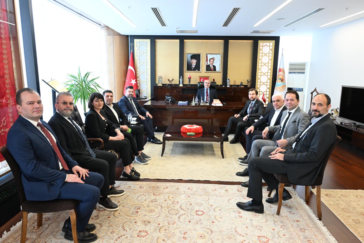 DenibDenizli's tweet photo. DENİB Başkanımız Osman Uğurlu, Başkan Yardımcımız Cüneyt Demirkan, Yönetim Kurulu Muhasip Üyemiz Murat Tosunoğlu, Yönetim Kurulu Üyelerimiz Aslı Kasapoğlu, Süreyya Çalışkan, Celil Kılınç, İrfan Ertuğrul ile Denetim Kurulu Üyelerimiz Kaan Şanlıkan, Bekir Serdar Mutlubaş ve Genel Sekreterimiz Uğur Dayıoğlu Protokol ziyaretleri kapsamında ilk ziyaretini Denizli Valimiz Sayın Yavuz Selim Köşger’e gerçekleştirdi.

Gerçekleştirilen ziyarette; ilimizin ihracat potansiyeli, dış ticaretin geliştirilmesine yönelik atılabilecek adımlar ve iş dünyamızın beklentileri üzerine değerlendirmelerde bulunuldu.

Nazik kabulleri dolayısıyla Sayın Valimiz Yavuz Selim Köşger’e teşekkürlerini sunan DENİB Başkanı Osman Uğurlu, ilimizin üretim ve ihracat gücünü daha da ileri taşımak adına işbirliği içerisinde çalışmalarını sürdüreceklerini ifade etti.