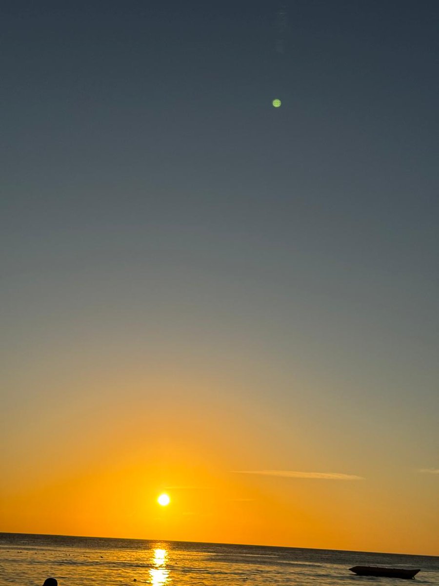 RoatanLife's tweet image. 🌅✨ Experience the breathtaking Roatan sunset! The vibrant colors as the sun sets are unforgettable. 🌴❤️ 

Share your favorite sunset moments with us! 

#MyRoatanLife #LuxuryLiving #SupportRoatan