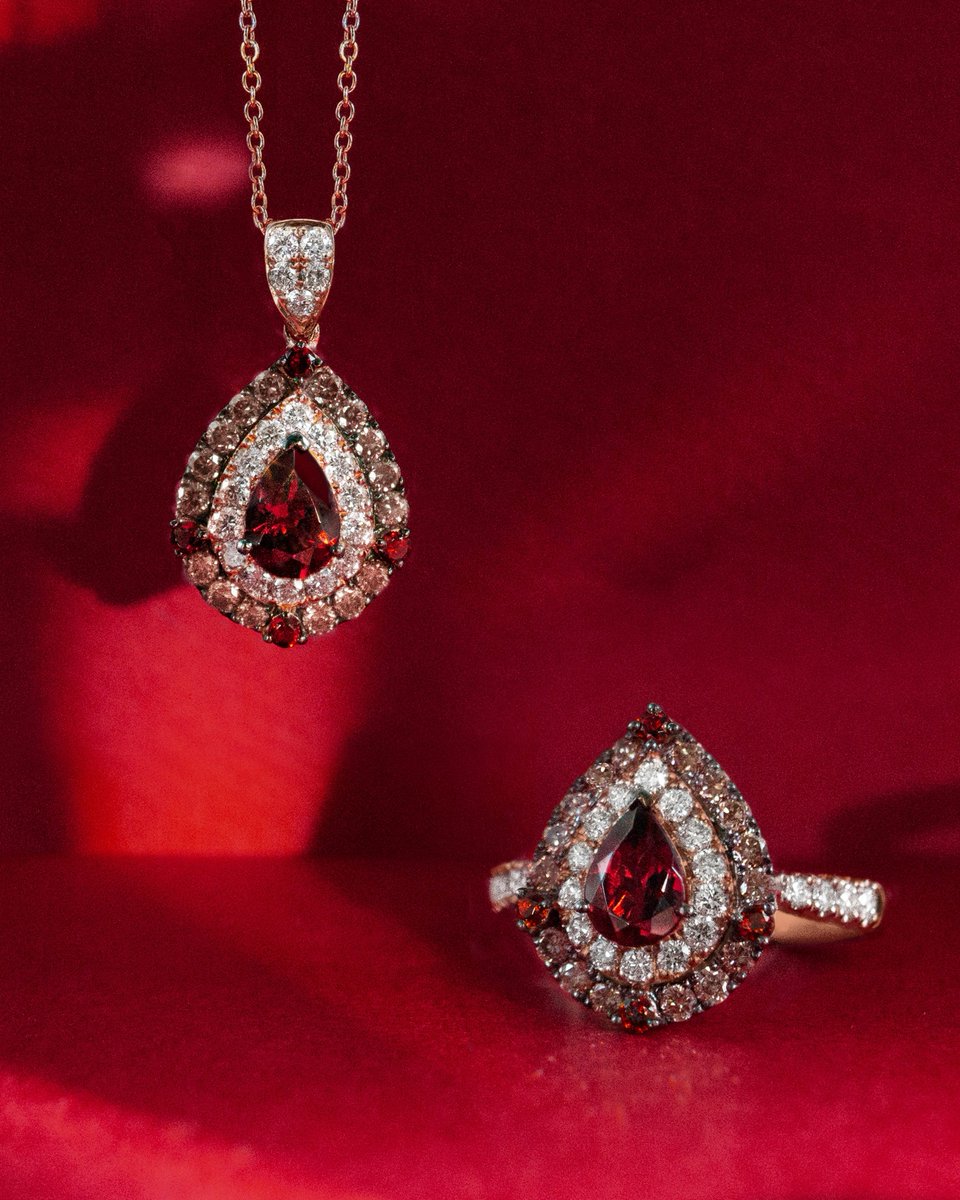 Le_Vian's tweet image. Where deep red meets golden warmth ❤️

A pear-cut Pomegranate Garnet gemstone wrapped in Chocolate Diamonds creates a striking expression of modern romance and contrast @kayjewelers 

levian-jewelry.visitlink.me/TXO1FY

#StatementJewelry #StatementRing  #FineJewelry #LuxuryJewelry