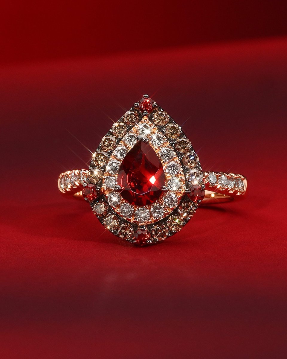 Le_Vian's tweet image. Where deep red meets golden warmth ❤️

A pear-cut Pomegranate Garnet gemstone wrapped in Chocolate Diamonds creates a striking expression of modern romance and contrast @kayjewelers 

levian-jewelry.visitlink.me/TXO1FY

#StatementJewelry #StatementRing  #FineJewelry #LuxuryJewelry