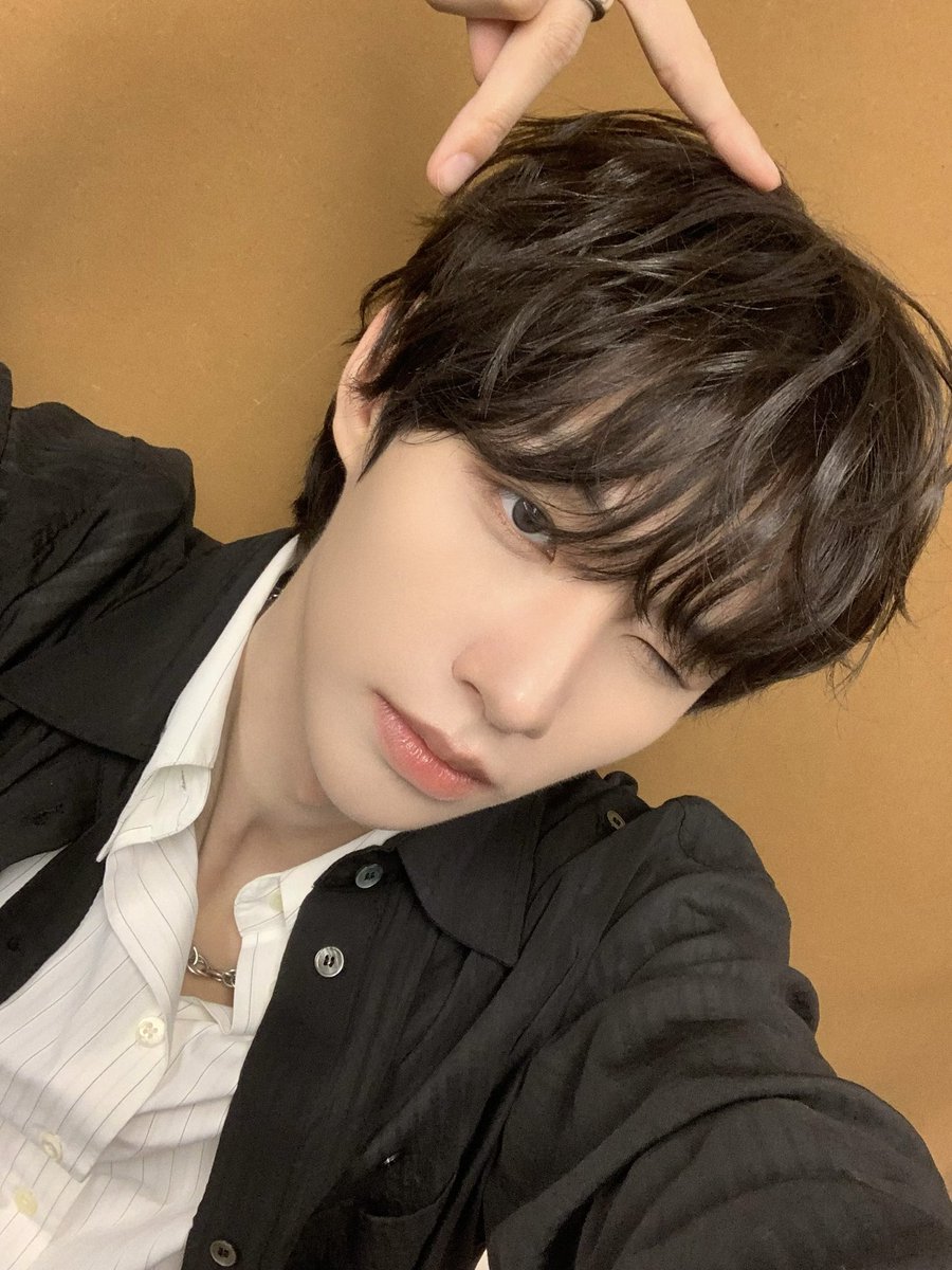 CYE_MEMBERS7's tweet image. 드디어 컴백이다~~~!! 
우리 클로즈유어아이즈가 더 성숙하고 멋져진 모습으로 돌아왔으니깐 우리 클로저 기다리고 있엉🤍🤍 곧 무대에서 보장

#김성민 #KIMSUNGMIN 
#CLOSEYOUREYES #클로즈유어아이즈
#CYE #클유아