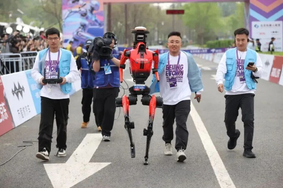 htcmania's tweet image. El robot humanoide de #Honor ha corrido la media maratón en 50:26, superando la mejor marca humana por más de 6 minutos. htcmania.com/showthread.php…