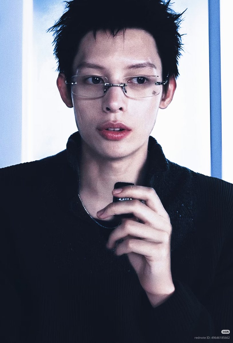 ellaesmartini's tweet photo. him with sunglasses is like a dream ˚₊·—̳͟͞͞♡ #JAMES #제임스 https://t.co/DohL52ETe9