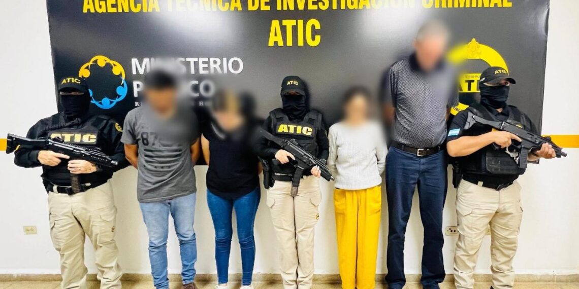 #NotiactivaHN | Capturados por el <a href="/MP_Honduras/">Ministerio Público</a>, director, trabajadora social; profesor y hasta una psicóloga, acusados de agresiones sexuales continuadas, tratos degradantes y omisión de sus deberes en perjuicio de varios menores albergados en una casa hogar en Choloma, Cortés.