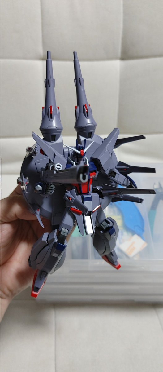 eru_rogu's tweet photo. 久しぶりに素組ですが
HGCE レジェンドガンダムを
を組みました( ≧∀≦)

いやー昔はそんなに好みじゃなかったけど新作のプラモデルは無茶苦茶カッコいいねぇ♪
スタンド買わないとね(笑) https://t.co/yMBqutn9Z8
