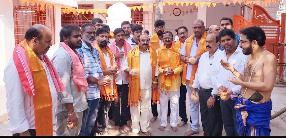 mummareddyjsp's tweet photo. *జనసేనని శ్రీ పవన్ కళ్యాణ్ గారికి ఇటీవల జరిగిన శస్త్రచికిత్స నుండి త్వరగా కోలుకోవాలని ప్రత్యకపూజలు మరియు ఆకు పూజ నిర్వహించిన: పవన్ కళ్యాణ్ యూత్ ఫోర్స్ ,గోపాల్ నగర్ , కూకట్ పల్లి*

ఈ రోజు  శ్రీ అభయ వీరాంజనేయస్వామి ఆలయంలో ఇటీవల ఏపీ ఉప ముఖ్యమంత్రి శ్రీ కొణిదల పవన్ కళ్యాణ్ గారికి జరిగిన శస్త్రచికిత్స నుండి త్వరగా కోలుకోవాలని పవన్ కళ్యాణ్ యూత్ ఫోర్స్, గోపాల్ నగర్, కూకట్ పల్లి వారు నిర్వహించిన ప్రత్యేక పూజలు, ఆకు పూజ లకు ముఖ్యతిదిగా *సైబరాబాద్ మున్సిపల్ కార్పొరేషన్ జనసేన పార్టీ కో ఆర్డినేటర్ శ్రీ ముమ్మారెడ్డి ప్రేమ కుమార్ గారు* పాల్గొని పవన్ కళ్యాణ్ గారి గోత్రం పేరున పూజలు నిర్వహించి, అనంతరము 108 టెంకాయలు కొట్టి పవన్ కళ్యాణ్ గారు త్వరగా కోలుకోవాలని మొక్కుకున్నారు .

ఈ కార్యక్రమంలో గోపాల్ నగర్ పవన్ కళ్యాణ్ యూత్ ఫోర్స్ సభ్యులు, జనసేన నాయకులు, కాలనీ వాసులు, అభిమానులు పాల్గొన్నారు.