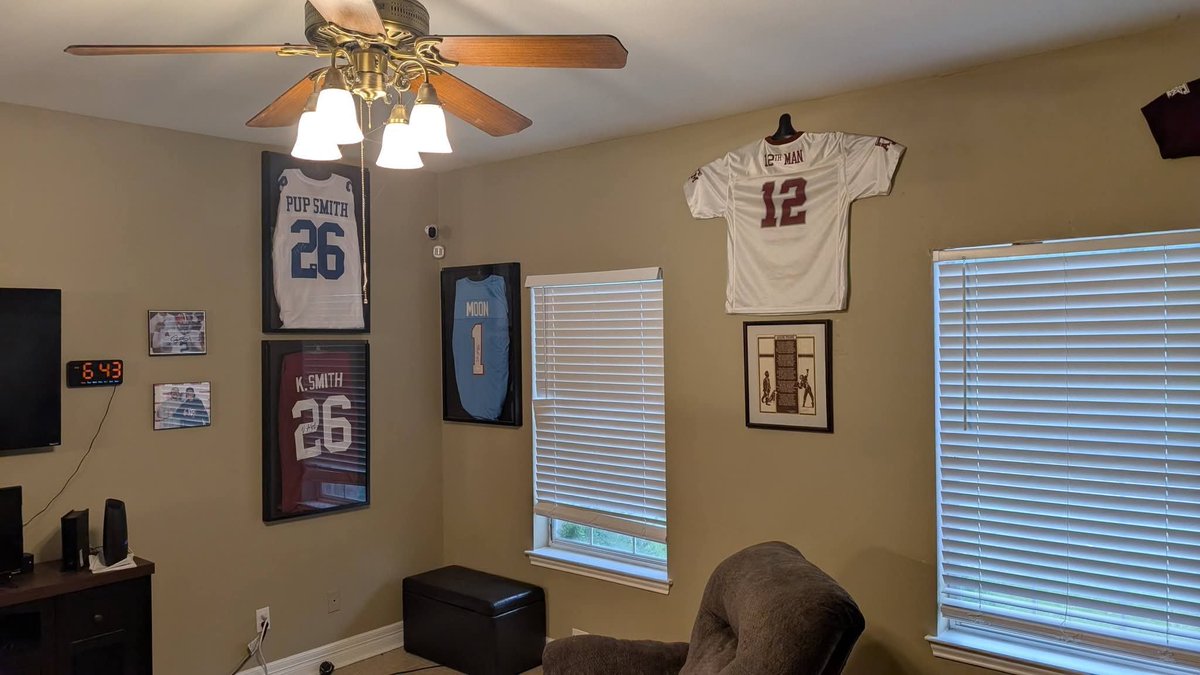 robertobutler's tweet image. Now that's a living room there! #mancave