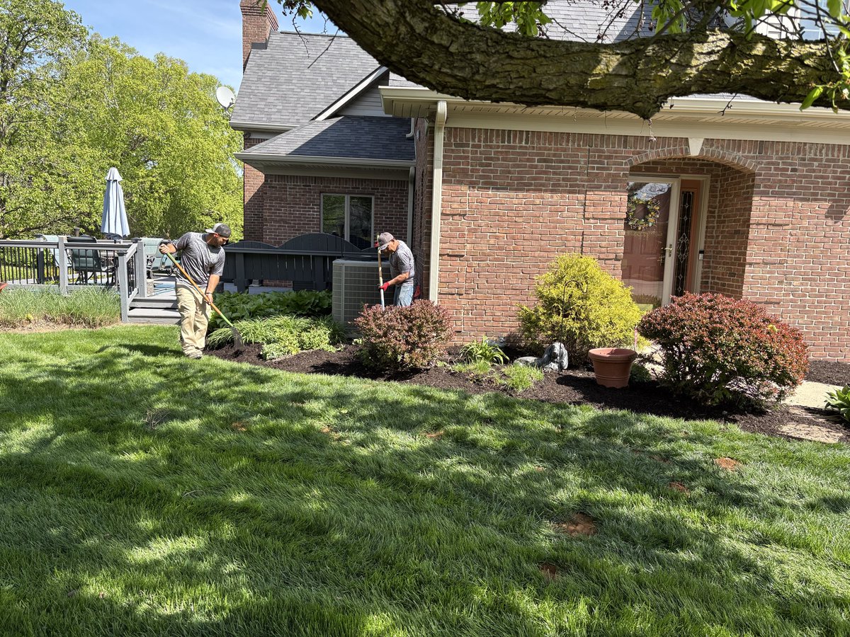 Fralichs2026's tweet image. What a lovely day for it! ☀️                                                            #mulching #crew #landscaper #spring #fresh