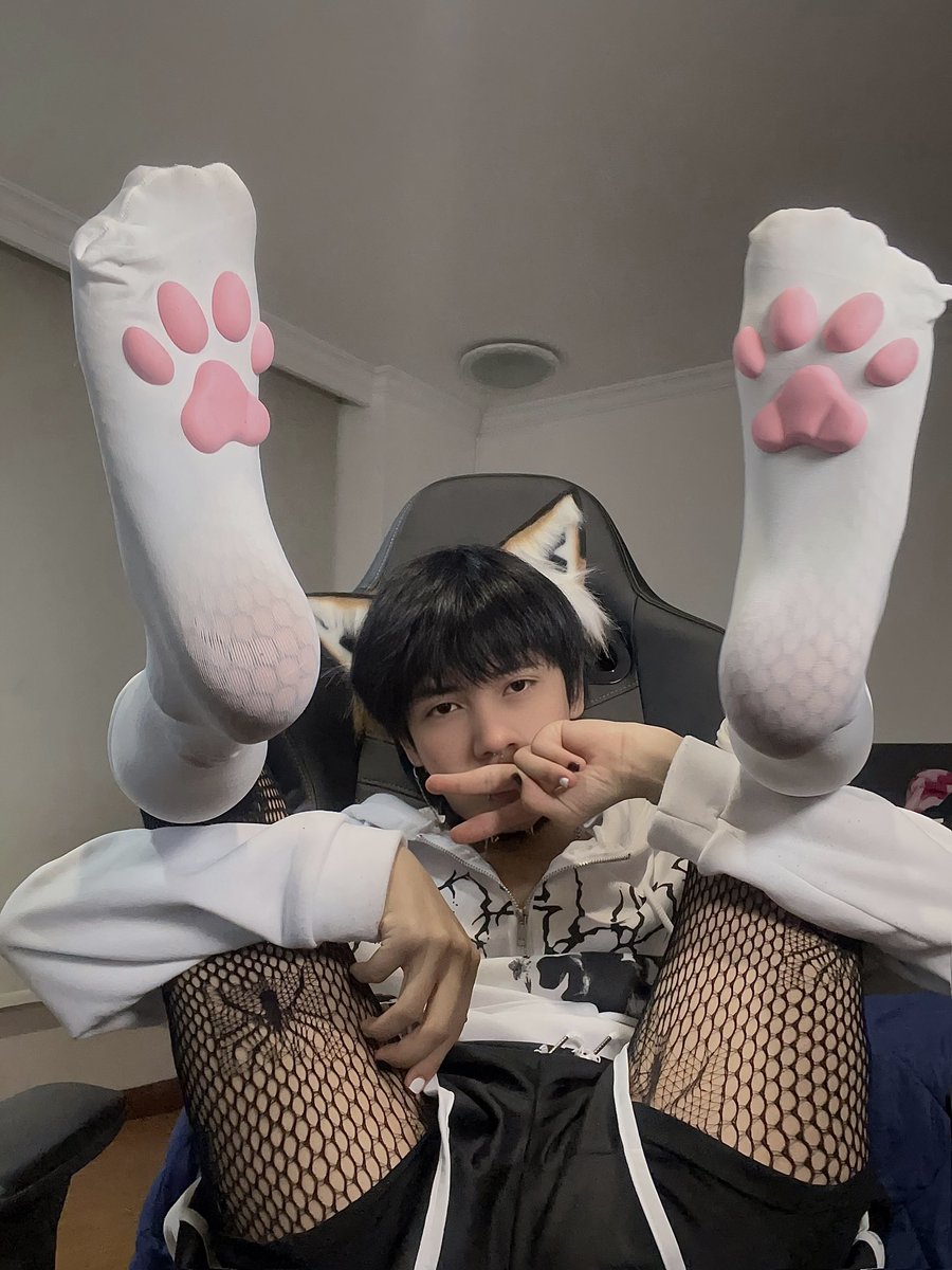 FluffyPionsu's tweet image. Entras al cuarto de tu bro y lo ves así xd #femboy