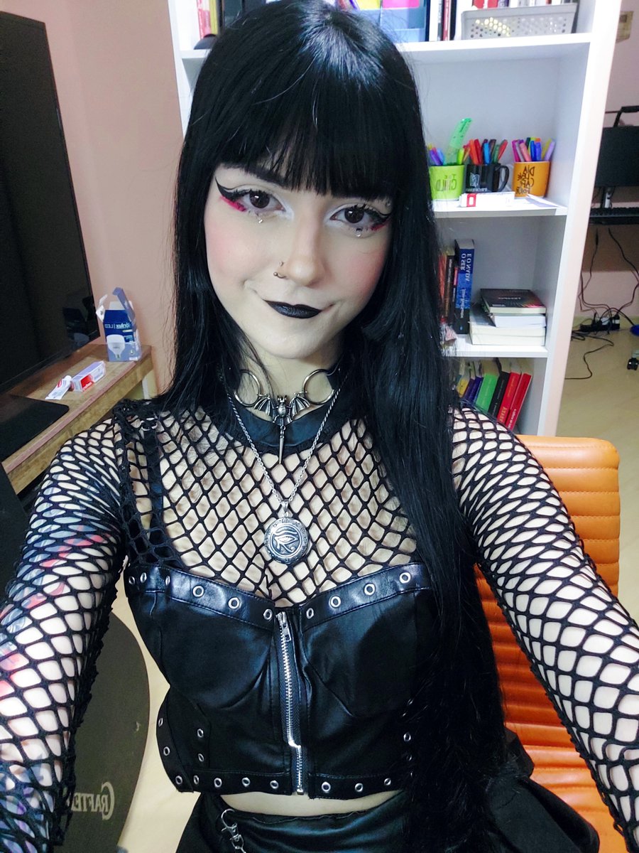 Ladyy_macabre's tweet image. #gothic #goth #gothicgirls