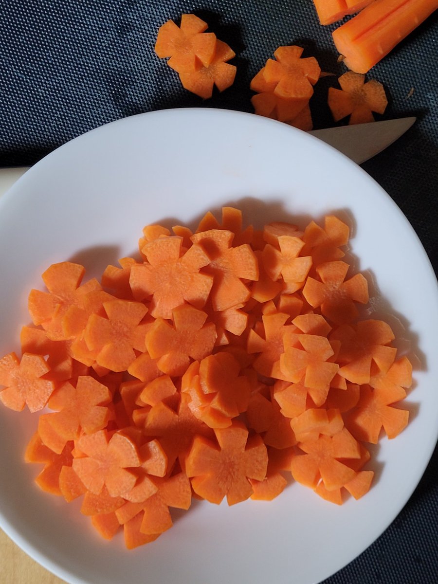 cellswordrin's tweet image. This my favourite thing to prepare lately. Carrot flowers-! 🥕🌼So cute! 🌸 #Foodie #Cooking #GoodAfternoon #GoodVibes #StayPositive #BeBright #HaveABrightDay ꉂ🌻