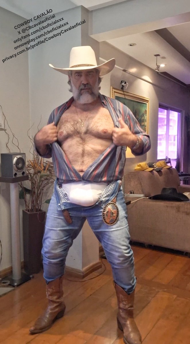 CBcavalaoficial's tweet photo. QUE CALOR COWBOY CAVALÃO ESSE MACHÃO RAIZ VIRIL QUENTE IGUAL UM VULCÃO PRESTES A ENTRAR EM ERUPÇÃO SENTE MUITO CALOR E AI QUANDO POSSO RANCO MINHA ROUPA FORA VEM TIRAR MINHA ROUPA ESTOU SUADAO EXALANDO MEU CHEIRAO DE MACHO VEM PROVAR DO MEU SUOR DA MINHA TESTOSTERONA VEM LAMBER https://t.co/b3K1s7Nsht