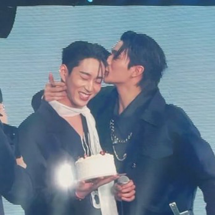 M🎸🦈 tweet media