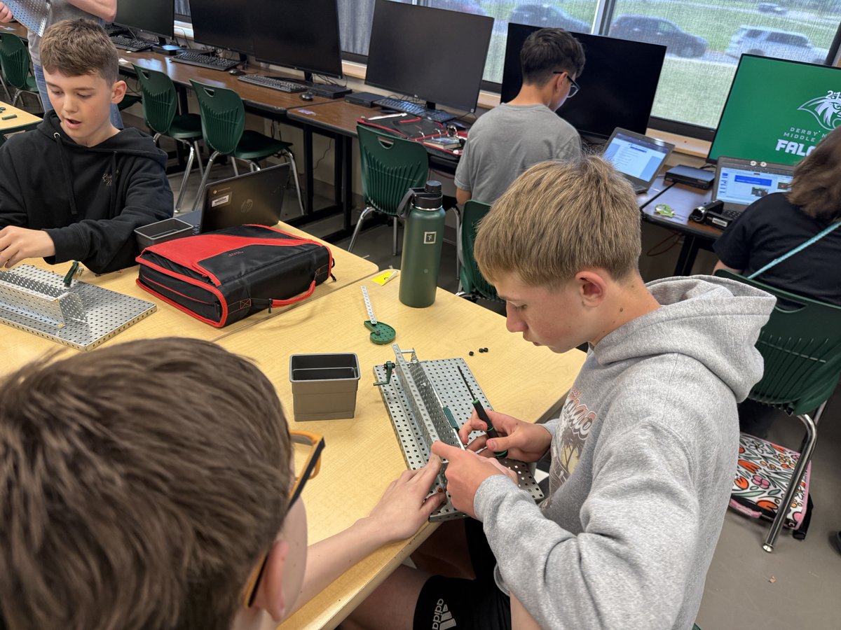 DNMSFalcons's tweet photo. Students in Ms Ross’s Intro to Design and Automation are learning about different types of mechanisms. They are tasked with building several types. #DNMedia https://t.co/42PutvnOwS