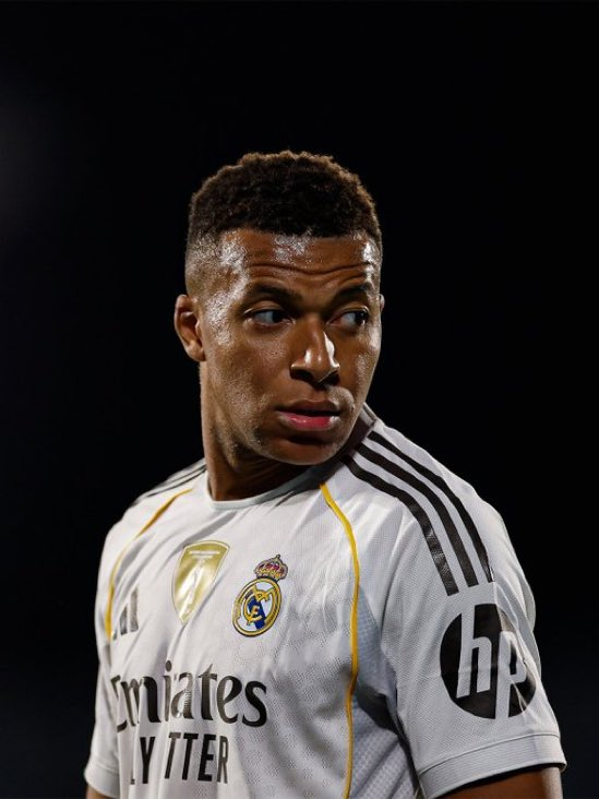 Acaba de salir del vestuario el peor delantero de la historia del Real Madrid.

También salió Mariano, tres veces campeón de Europa.