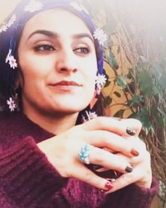 diren_besta's tweet photo. “Dersim’in Kayıp Kızları”…

Kayıp bu yüzyılda Gülistan Doku’dur. Gülistan’a ne olduğunu artık biliyoruz, ama hala bedeninin nerede olduğunu bilmiyoruz, kayıp!

Esma Kılıçaslan’ın ölü bedeni bulundu, ama kimin öldürdüğü, başına ne geldiği gerçeği hala kayıp. O yüzden Esma Kılıçaslan Dersim’in kayıp kızıdır.
Dersim’in kayıp kızları deyince sadece 38 değil, artık Gülistan ve Esma hatta Rojwelat gelir akla.
 
Onların başına ne geldiği gerçeği hep “resmi mercilerce” kaybettirilmek istenmiştir, örtbas edilerek.  Devlet gücüne güvenip; Aklayarak, saklayarak, koruyarak, kayırarak…

38’den kalma bir  devlet politikasıdır Dersim’de kendini güncelleyen…