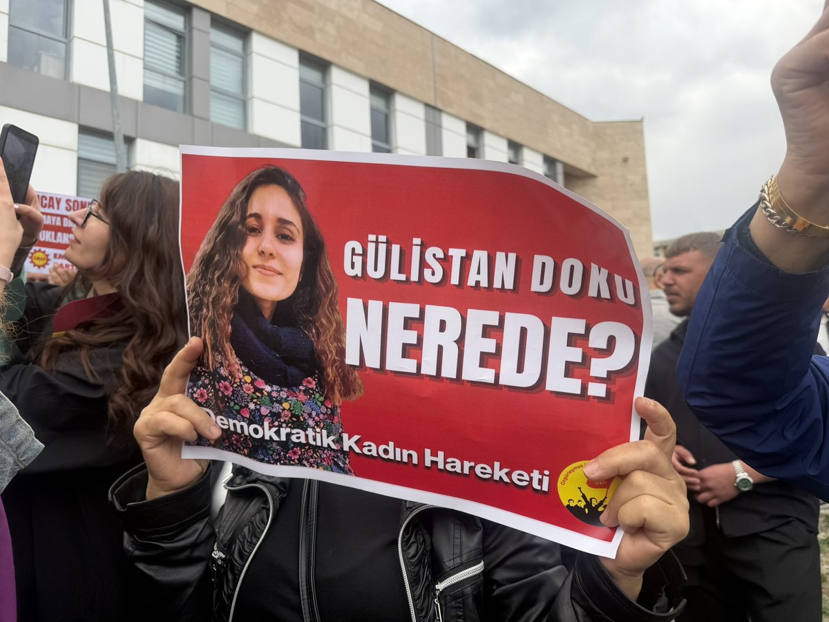 diren_besta's tweet photo. “Dersim’in Kayıp Kızları”…

Kayıp bu yüzyılda Gülistan Doku’dur. Gülistan’a ne olduğunu artık biliyoruz, ama hala bedeninin nerede olduğunu bilmiyoruz, kayıp!

Esma Kılıçaslan’ın ölü bedeni bulundu, ama kimin öldürdüğü, başına ne geldiği gerçeği hala kayıp. O yüzden Esma Kılıçaslan Dersim’in kayıp kızıdır.
Dersim’in kayıp kızları deyince sadece 38 değil, artık Gülistan ve Esma hatta Rojwelat gelir akla.
 
Onların başına ne geldiği gerçeği hep “resmi mercilerce” kaybettirilmek istenmiştir, örtbas edilerek.  Devlet gücüne güvenip; Aklayarak, saklayarak, koruyarak, kayırarak…

38’den kalma bir  devlet politikasıdır Dersim’de kendini güncelleyen…