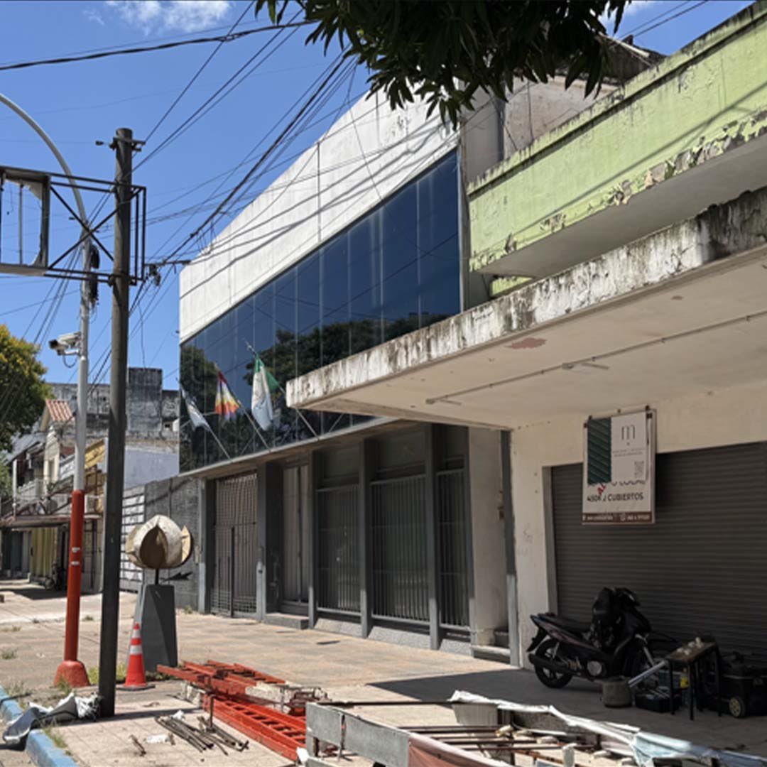 LuminorteARG's tweet photo. En este proyecto trabajamos en la renovación completa de la identidad visual exterior de Las Camelias.

El proceso comenzó mucho antes de la instalación.
Primero realizamos un desmantelamiento total de la cartelería existente, retirando estructuras antiguas. https://t.co/rFJOqAVHX4