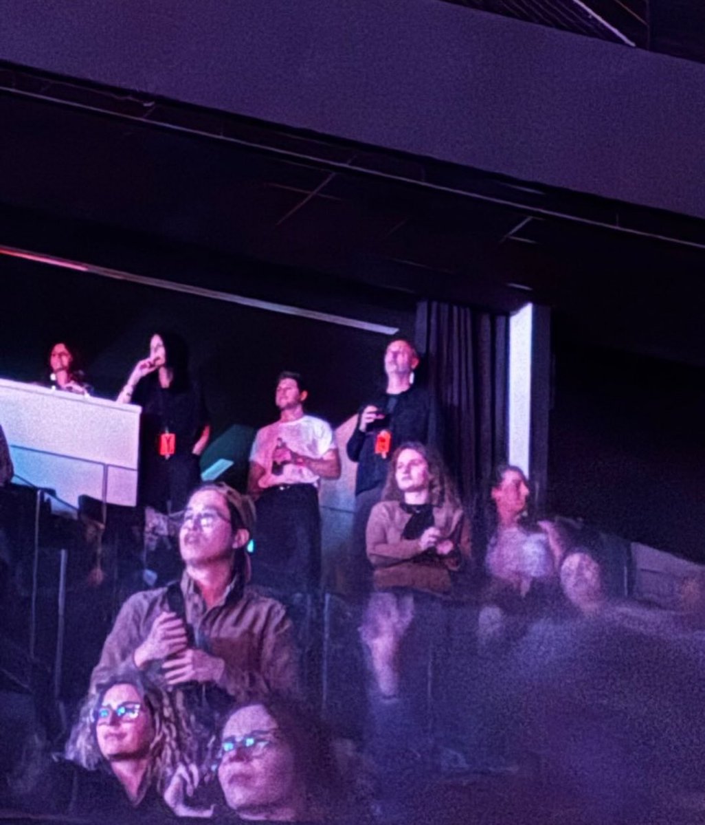 OT5Dailys's tweet image. Niall Horan watching Louis Tomlinson on stage for #HDWGHParis!  

Our NOUIS heart! 🥹🥰

via cyrusgosh