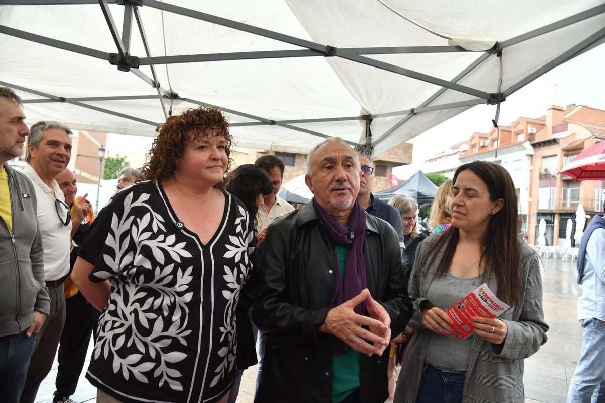 SG_UGT's tweet photo. Hoy con @UGTMadrid hemos hablado en #Fuenlabrada que este 1º de mayo es más importante y reivindicativo que nunca. 

Nos movilizaremos contra la guerra que nos arrastra a la pobreza y a la miseria de toda la clase trabajadora.

Por los servicios públicos, que son de todas y de todos y parte de nuestro salario.

Por la vivienda, nuestro tiempo y salud y que no nos roben nuestros derechos.

Queremos vivir más y mejor. 

Queremos llegar a casa después del trabajo y no que cada día 3 personas fallezcan en un accidente laboral.

Que viva el 1º de mayo!