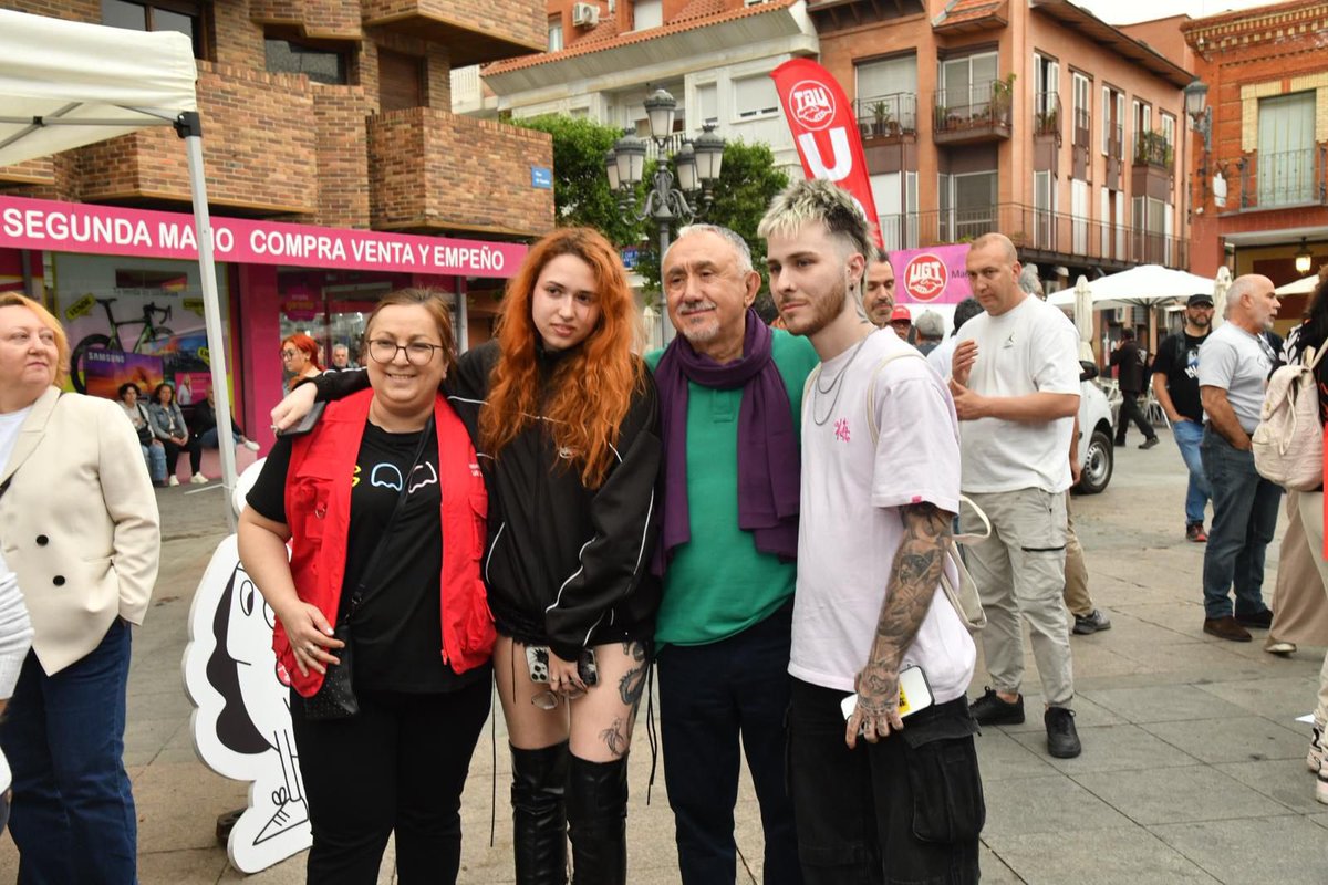 SG_UGT's tweet photo. Hoy con @UGTMadrid hemos hablado en #Fuenlabrada que este 1º de mayo es más importante y reivindicativo que nunca. 

Nos movilizaremos contra la guerra que nos arrastra a la pobreza y a la miseria de toda la clase trabajadora.

Por los servicios públicos, que son de todas y de todos y parte de nuestro salario.

Por la vivienda, nuestro tiempo y salud y que no nos roben nuestros derechos.

Queremos vivir más y mejor. 

Queremos llegar a casa después del trabajo y no que cada día 3 personas fallezcan en un accidente laboral.

Que viva el 1º de mayo!
