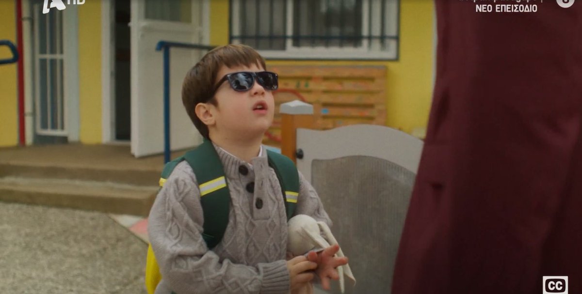 Ο μικρός Βίκτωρας φόρεσε τα γυαλιά του μην τον αναγνωρίσουν, πριν δώσει ραπόρτο στο Δημήτρη σαν σωστός κατάσκοπος  🤣 #mpampasagapo