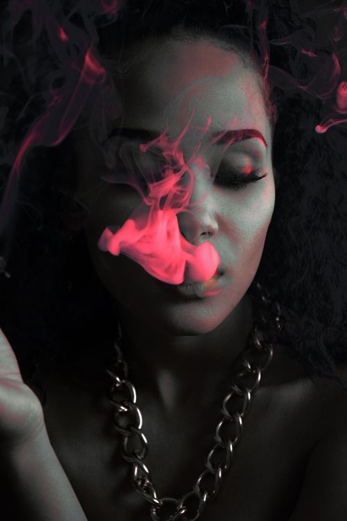 lynxchizzy's tweet image. Lost in the glow. 💨✨
#smoke #mood