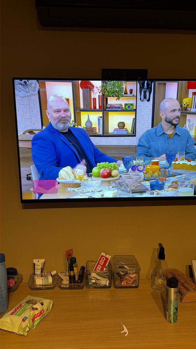 raicnaufel's tweet image. Assistindo o grande oraculum @chicobarney que nunca errou nenhum vencedor #BBB #BBB26 #AnaPaulaCampeã #AnaPaulaRenaultCampeã