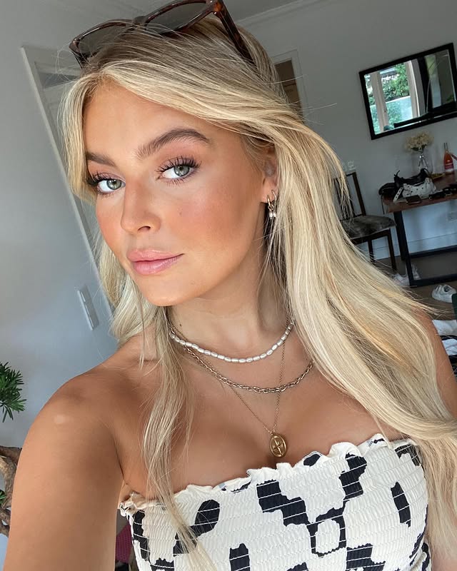 Leonadkg's tweet image. MAGA women are the most attractive on the earth. 
Do you agree? 
#MAGA #AmericaFirst