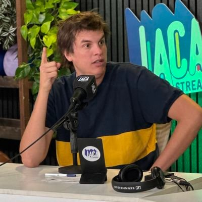 Cuando eramos chicos, antes del Futbol Para Todos, todos conocíamos a un forrito q tenía el codificado, los mejores botines, camisetas originales, todas las figus y la play 2. 

 Hoy vuelve a ser complicado ver futbol y ese nene reencarna en esta cosa de tres décadas de edad.