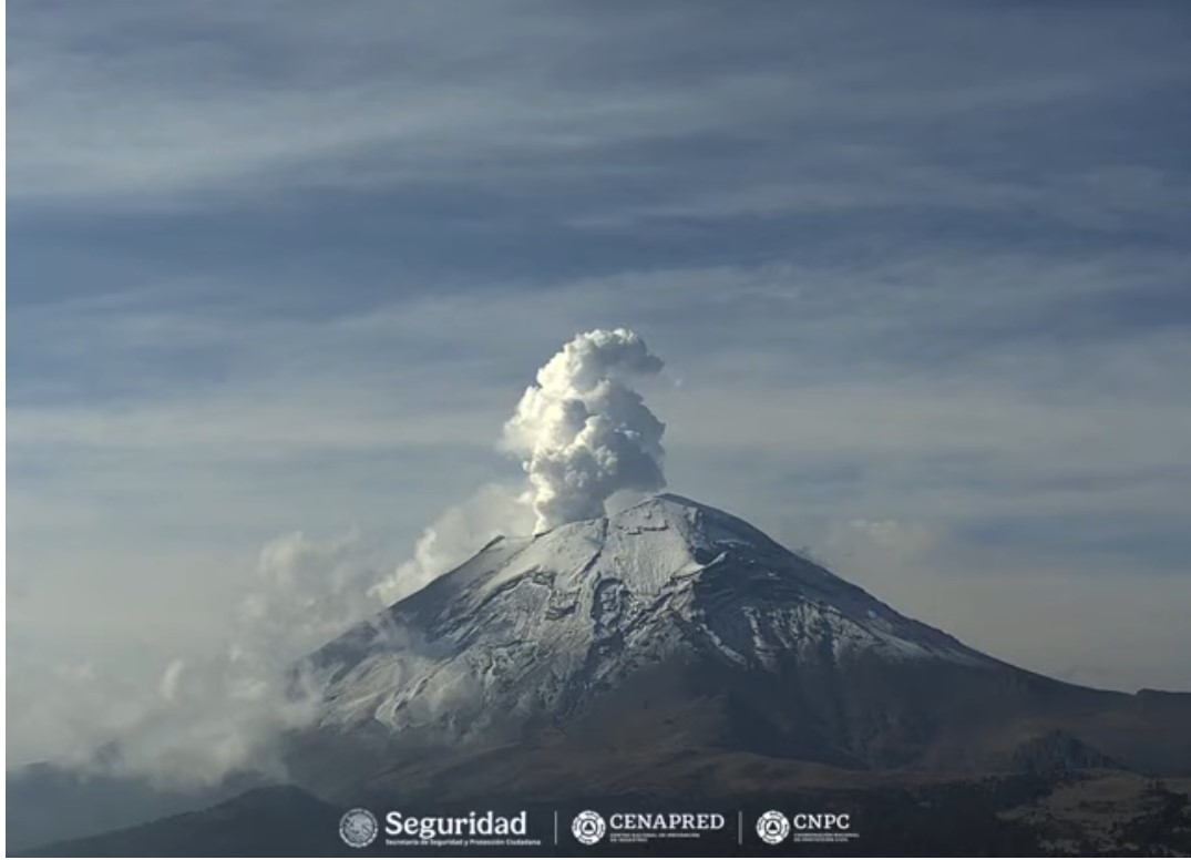 24_morelos's tweet photo. ASÍ LUCE EL VOLCÁN POPOCATÉPETL ESTE MARTES😍

En las últimas 24 horas, se detectaron 21 #exhalaciones de baja intensidad, acompañadas de vapor de agua y otros gases volcánicos.

Durante la mañana y al momento de este reporte, se ha observado una ligera emisión de vapor de agua y otros gases volcánicos con dirección hacia el sur del #cráter.

Se exhorta a no acercarse al volcán y respetar la restricción de doce kilómetros; y en caso de #lluvias fuertes, alejarse de los fondos de #barrancas por el peligro de flujos de lodo y escombro.
