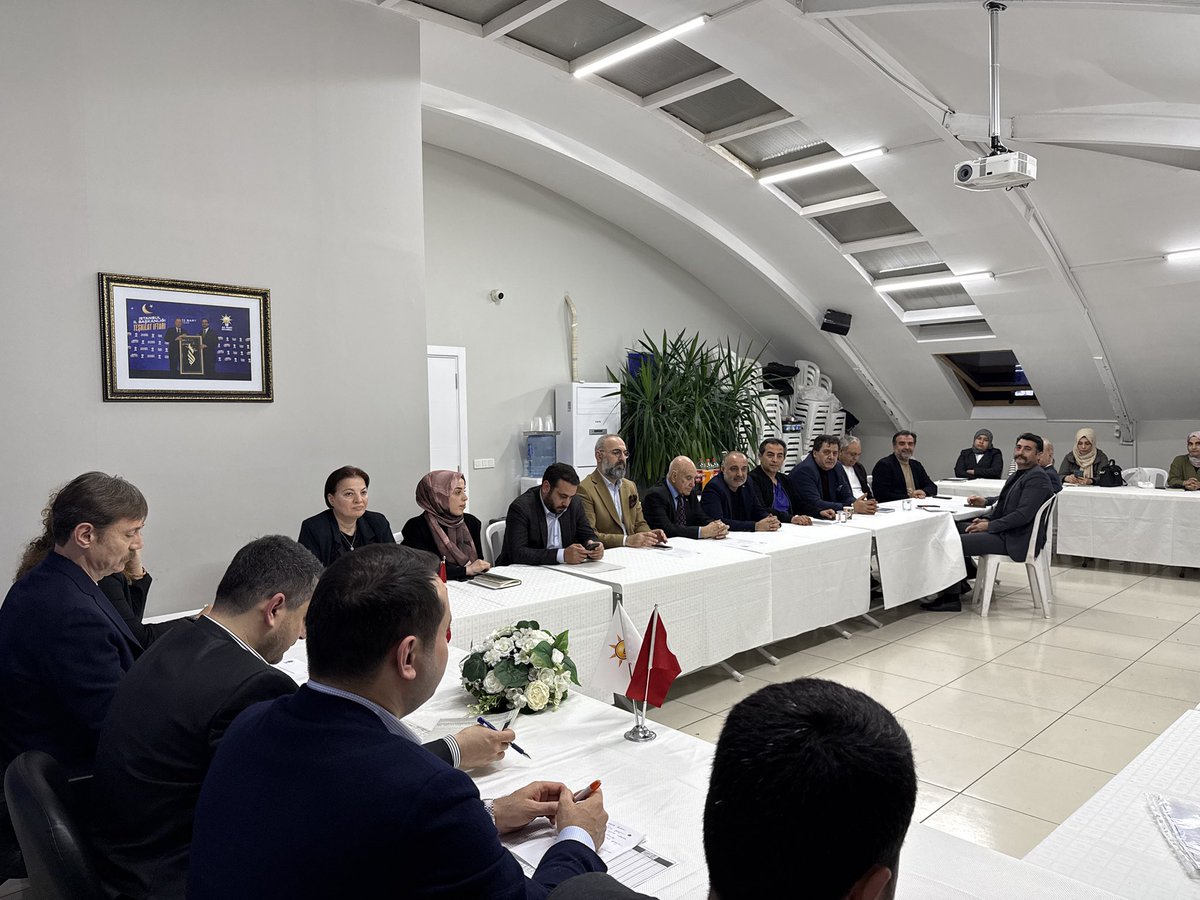 AKBahcelievler's tweet photo. İlçe Başkanımız Sn. Mimar Emrah Parlak’ın başkanlığında; İl Koordinatörümüz Sn. @FatihhKaraman ve Belediye Başkanımız Sn. @DrHakanBahadir ’ın katılımlarıyla haftalık olağan Yönetim Kurulu toplantımızı gerçekleştirdik. 

Alınan kararların teşkilatımız ve ilçemiz adına hayırlara vesile olmasını temenni ediyoruz. 🤝