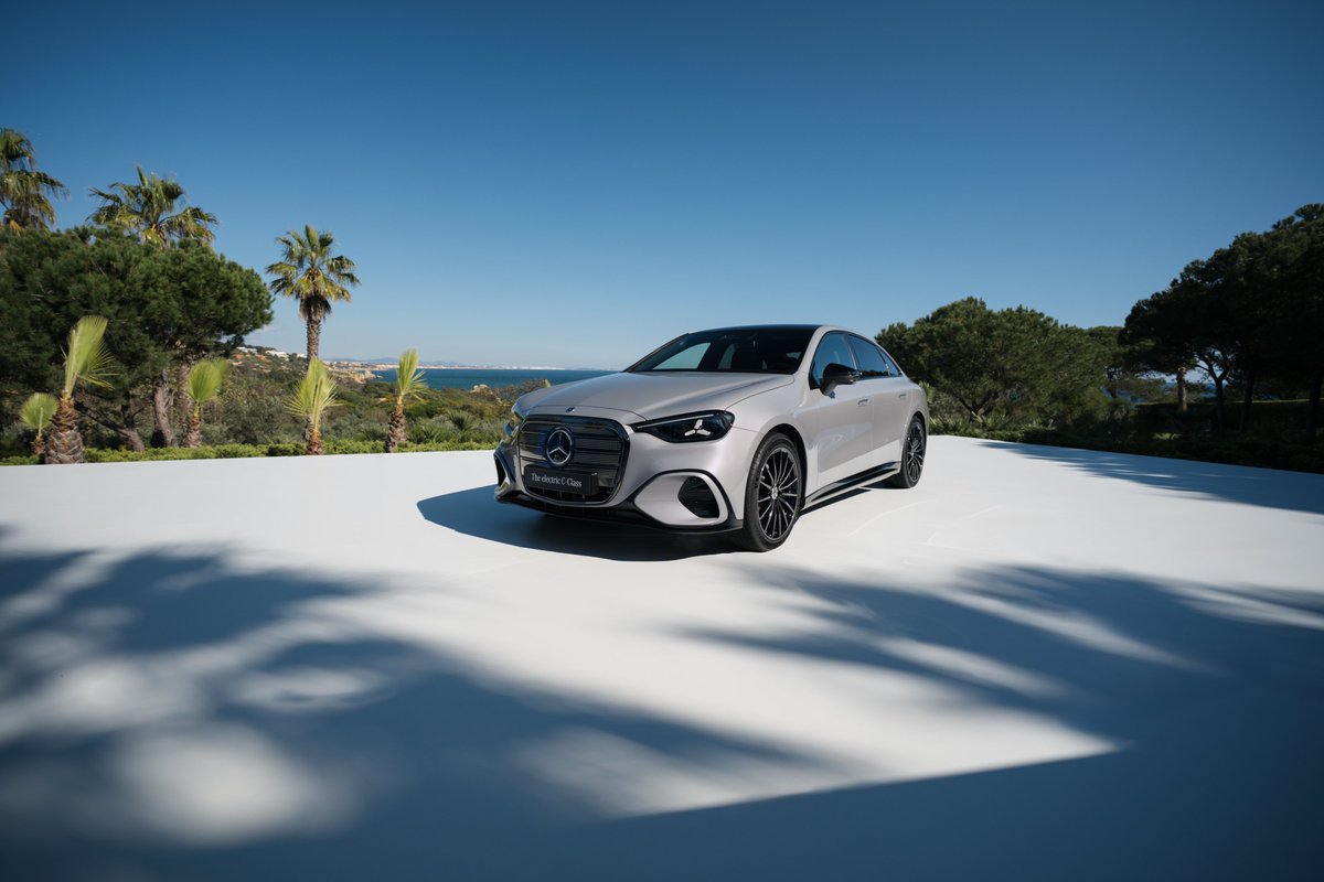 ovrdrive4's tweet photo. NEW: Mercedes-Benz C-Class EV! ⚡️🚘

⚡ Built on MB.EA 800V platform.
🔋 Up to ~800 km range (WLTP).
⚡ 330 kW charging — ~300 km in 10 min.
💪 Up to ~480 hp, AWD performance.
🖥️ Hyperscreen interior as standard.
A serious BMW i3 Series rival.
Is this the new benchmark? 👀 https://t.co/zjuJAkR4Vq