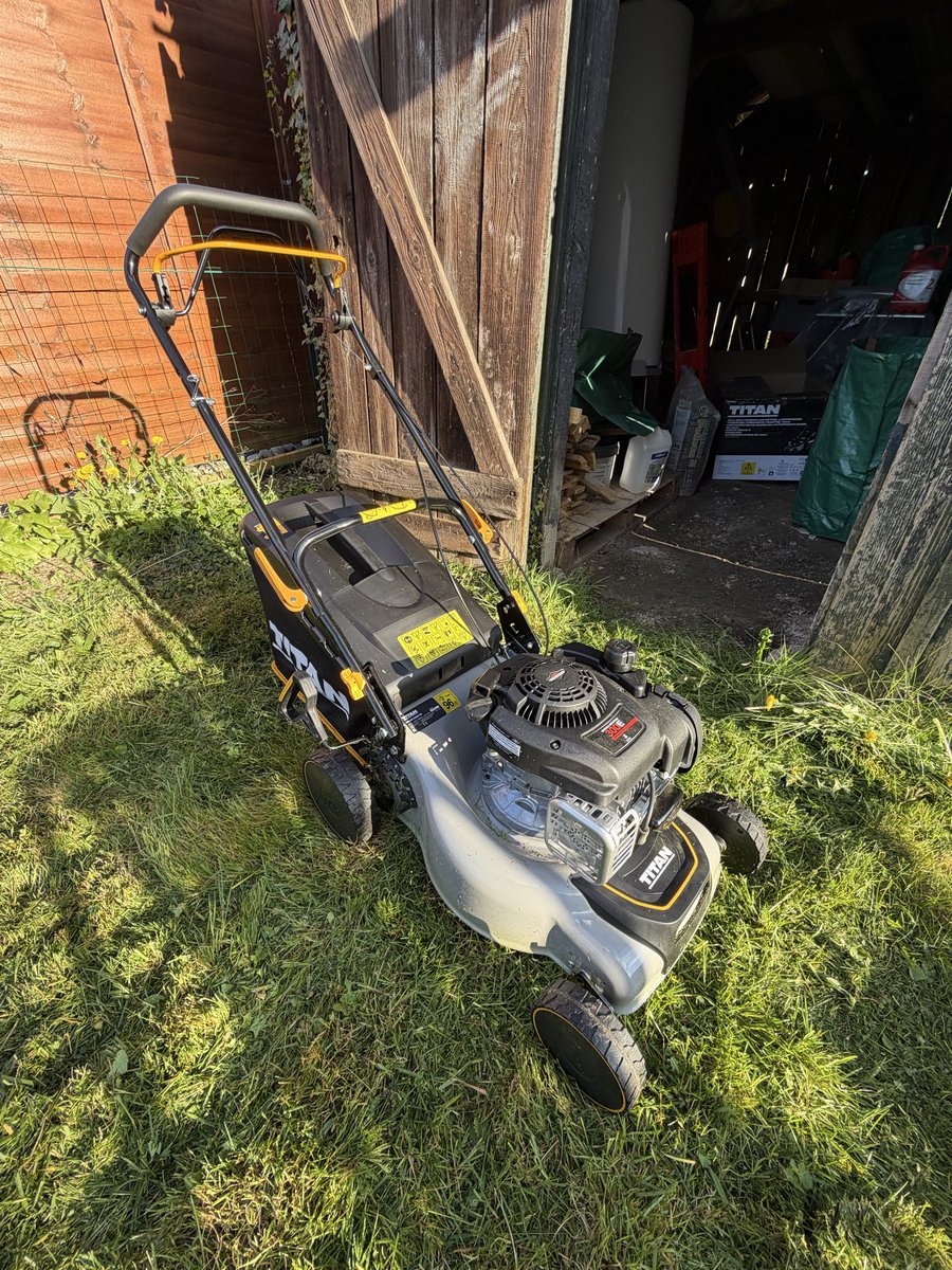 yanniscaussade's tweet image. J’ai investi dans une machine boostée à l’IA pour améliorer ma stack.

👉 Une tondeuse (fin du second degré 😄)

Pendant qu’on nous vend tout automatisé, il reste du très concret à gérer.

Ça compile pas. Ça scale pas.

👉 la pelouse s’en fout 🌱

#devlife #freelance #automation