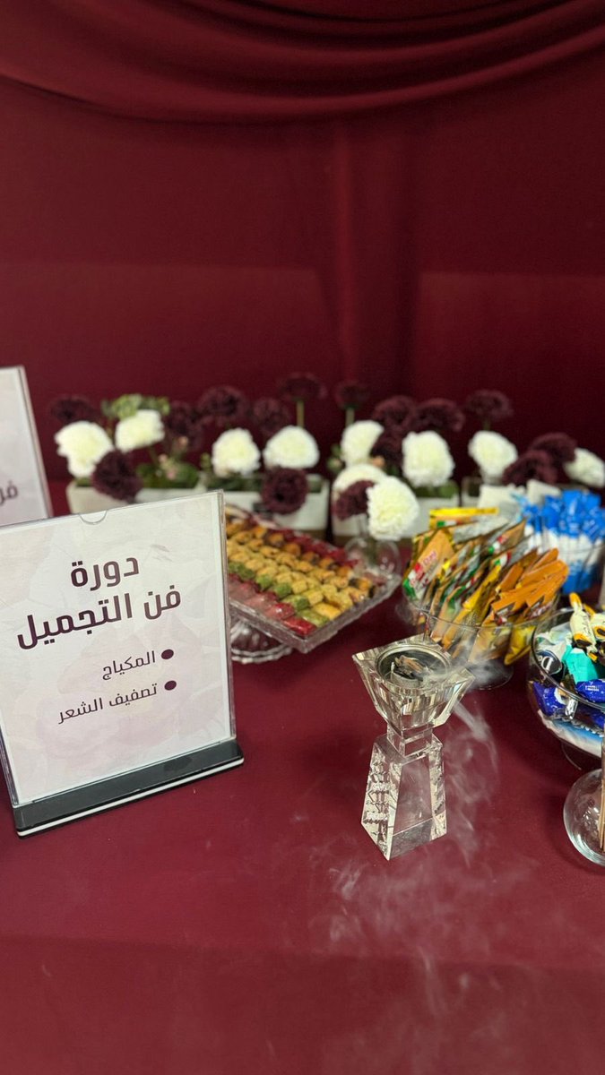 sdc_sh's tweet photo. اليوم الثالث من دورة ( فن التجميل وتصفيف الشعر ) التي تنظمها #تنمية_الشماسية
عبارة عن استكمال حديث المدربة عن أنواع الشعر والصبغات وتطبيق عملي للتسريحات وغير ذلك  ...

هذه الدورة ضمن برنامج ( تأهيل الفتيات )
الذي هو برعاية كريمة من مؤسسة عبدالله العثيم وأولاده الخيرية. https://t.co/0yiTAIWl0g