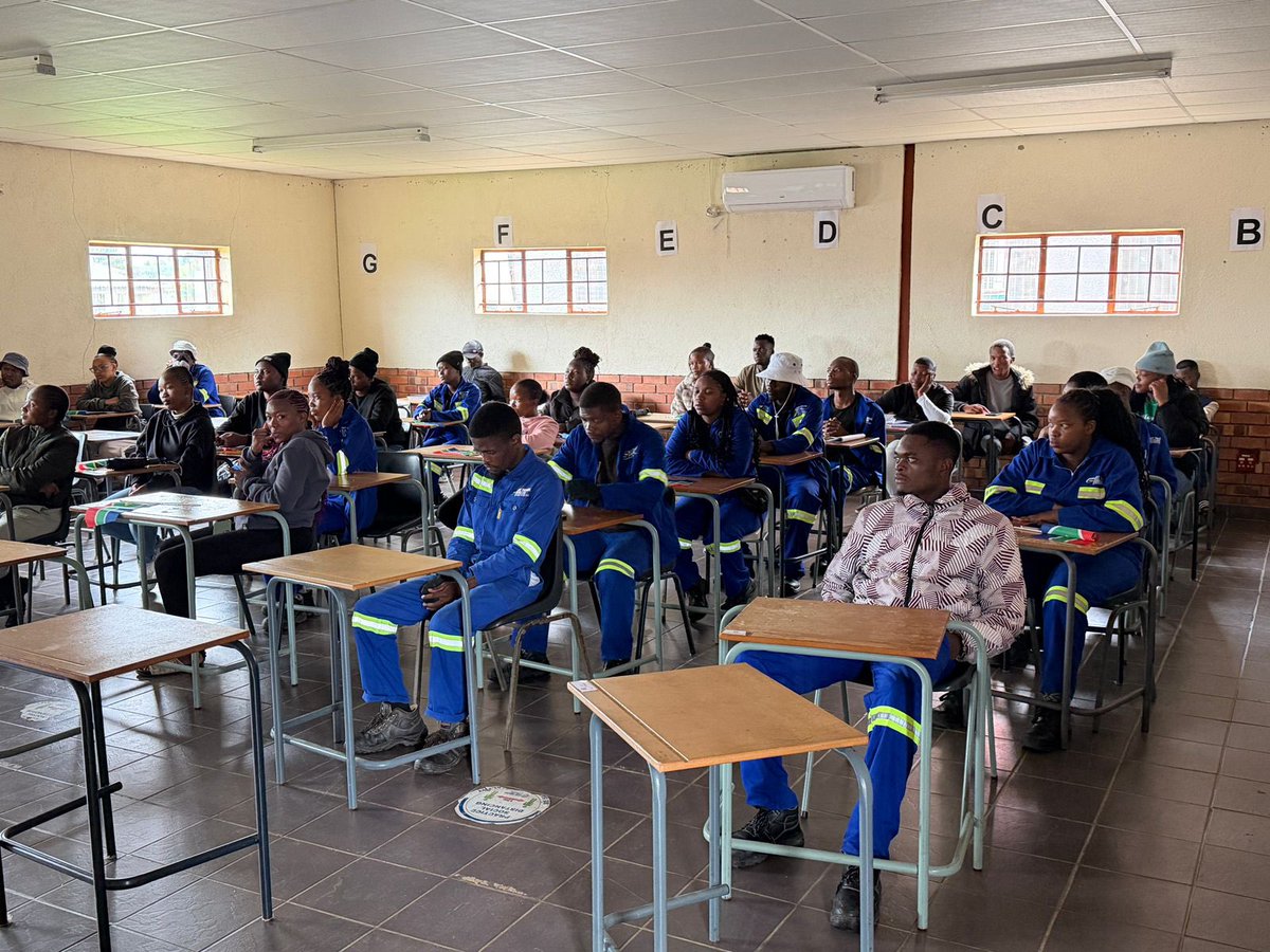 Sibanesetfu Campus hosted a freedom month dialogue today, highlighted job opportunities within the forestry and timber production industry, with insights shared by Tekwani Normandien Sawmills and York Timbers

#MyFutureStartsToday