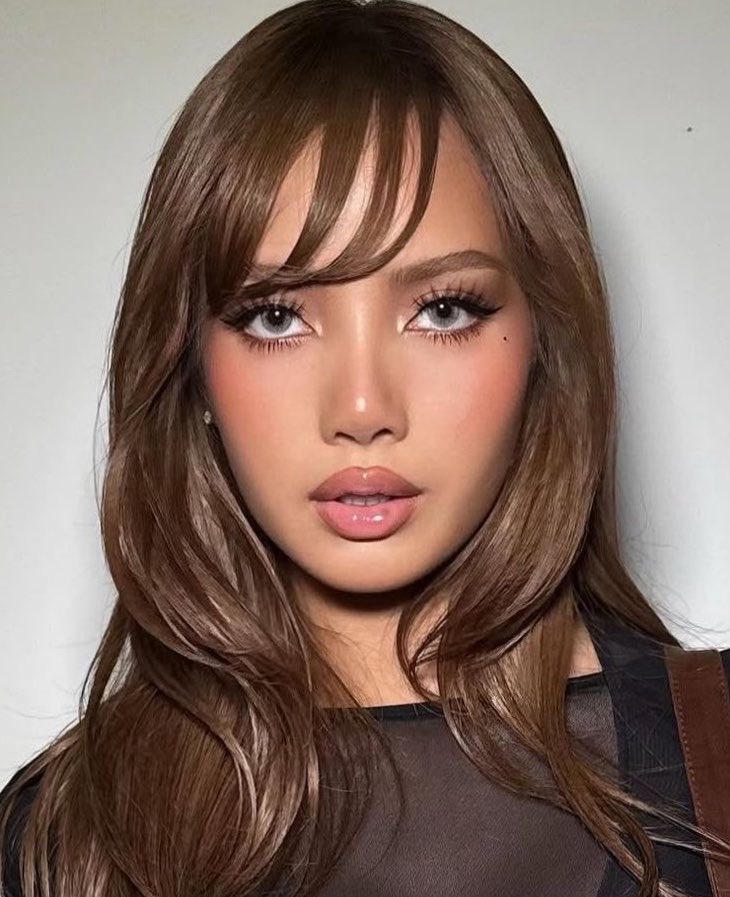 _jujuban's tweet photo. Realizing that the character "Cassie Howard" is the perfect description of Lisa:

1- She humiliates herself to please men.
2- She acts sensually to attract attention and earn money.
3- She craves validation (wants to be everywhere in fashion even if she doesn't like the clothes). https://t.co/n5uOtl3fgc