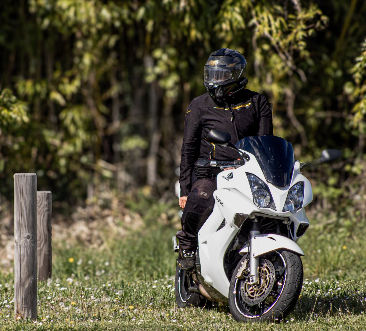 Le blanc éclatant de ce VFR immortalisé par mon cher <a href="/Zyz0u/">le petit motard</a> ❤️