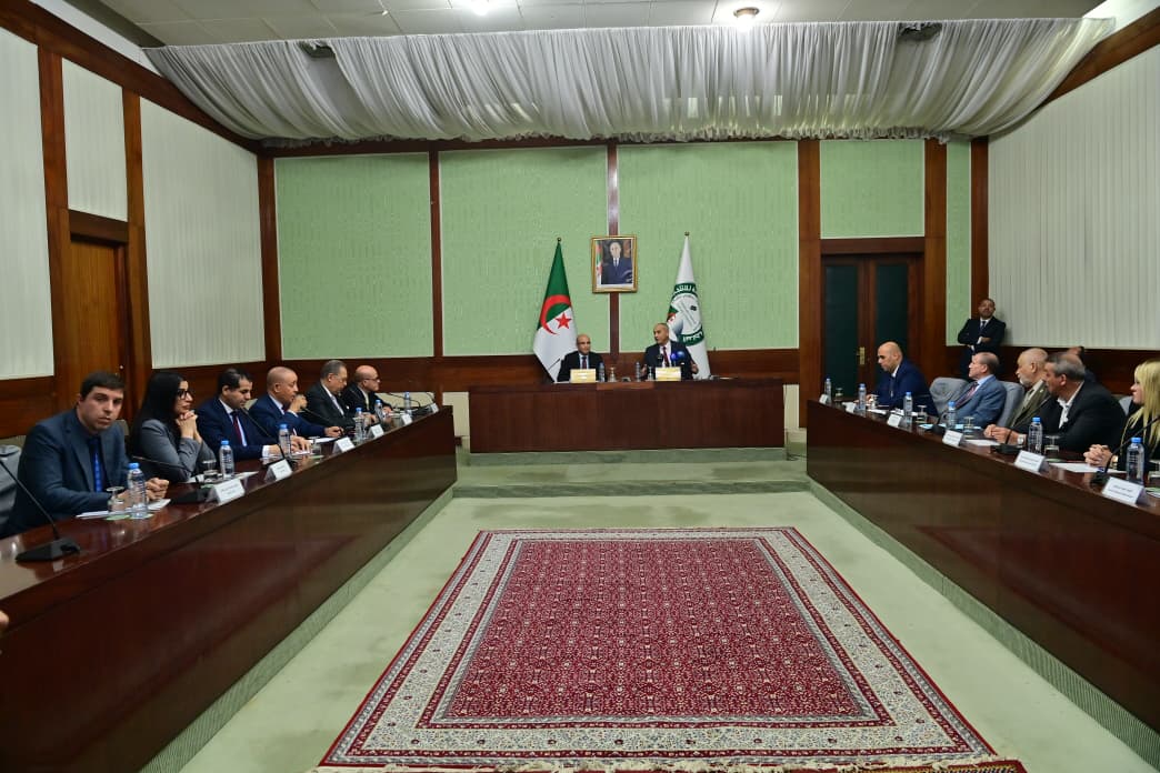 Algeria_MFA's tweet photo. أشرف كاتب الدولة، السيد @SECCNE_Chaib بمعية رئيس السلطة الوطنية المستقلة للانتخابات بالنيابة، السيد كريم خلفان، بمقر السلطة، على اجتماع تنسيقي عبر تقنية التحاضر المرئي عن بعد، جمع رؤساء المراكز الدبلوماسية والقنصلية بالخارج، وممثلي السلطة الوطنية من منسقين ومندوبين. https://t.co/sr3dbN7mmM